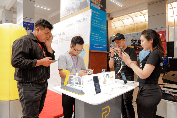 realme đồng hành cùng tân sinh viên HUTECH và Văn Lang realme đồng hành cùng tân sinh viên HUTECH và Văn Lang