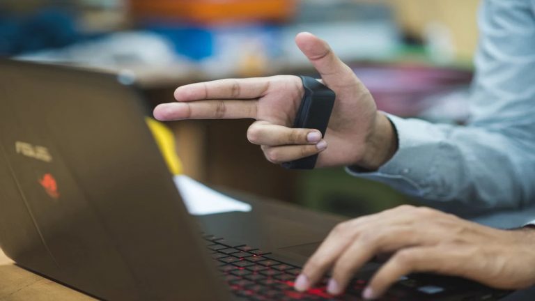 Gesture Based Scroll: Cuộn lên xuống trang web tự động bằng AI