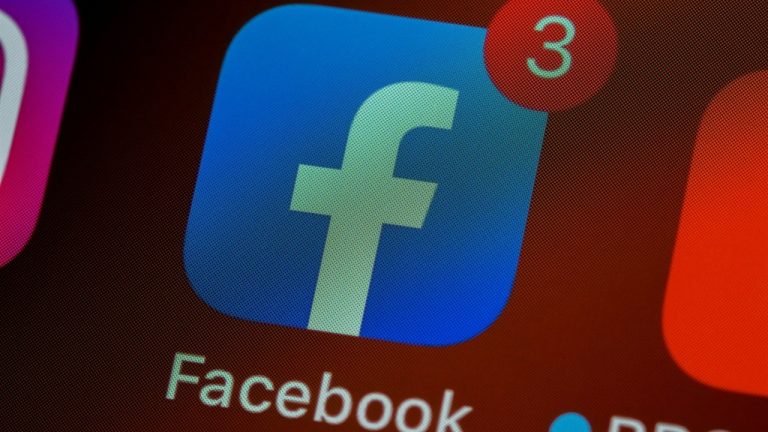 Cách bật chế độ tối cho Facebook trên iOS và Android
