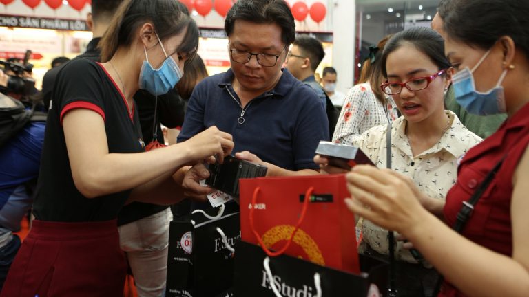 Giá iPhone 12 tại FPT Shop là bao nhiêu?