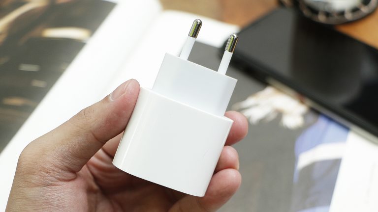 Sạc nhanh 20W và iPhone 12 Pro Max 128GB đã có hàng trở lại tại FPT Shop