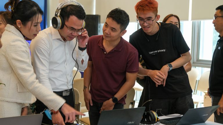 Thanh niên ứng dụng trí tuệ nhân tạo đổi mới trải nghiệm người dùng qua dự án “Báo thông minh”