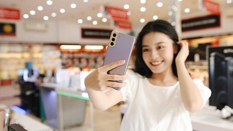 FPT Shop giao Galaxy S21 Series đầu tiên tại Việt Nam cho khách hàng