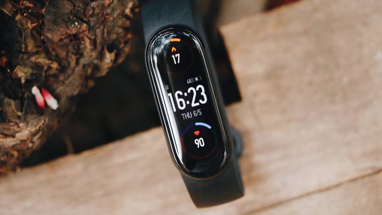 FPT Shop tặng cân Mi Smart Scale 2 trị giá 390 nghìn đồng cho khách hàng đặt trước Mi Smart Band 6