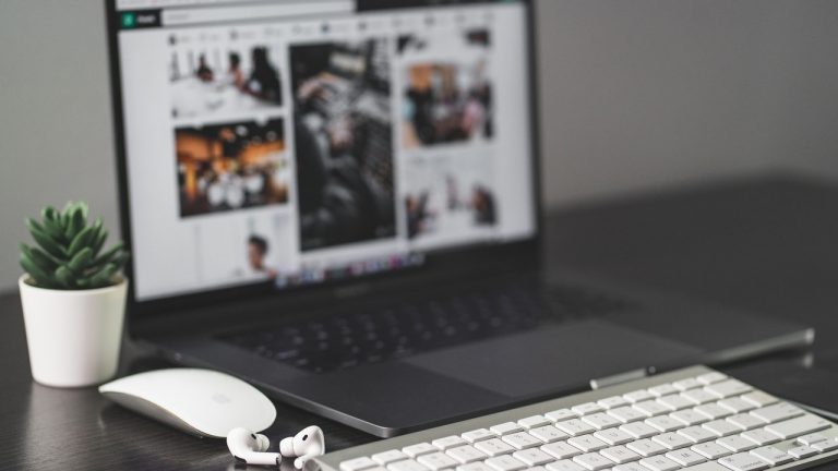 Cách vệ sinh các loại tai nghe AirPods
