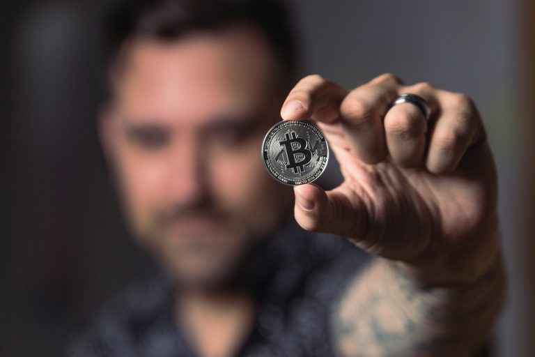 Tesla ngừng cho phép mua xe bằng bitcoin