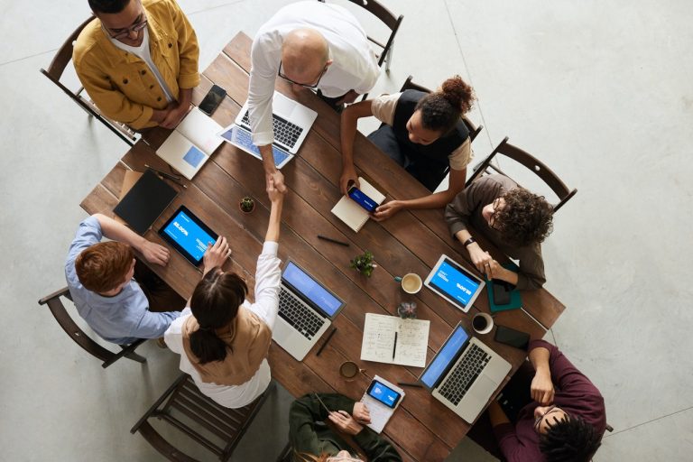 So sánh Zoom và Skype: cái nào họp online tốt hơn?