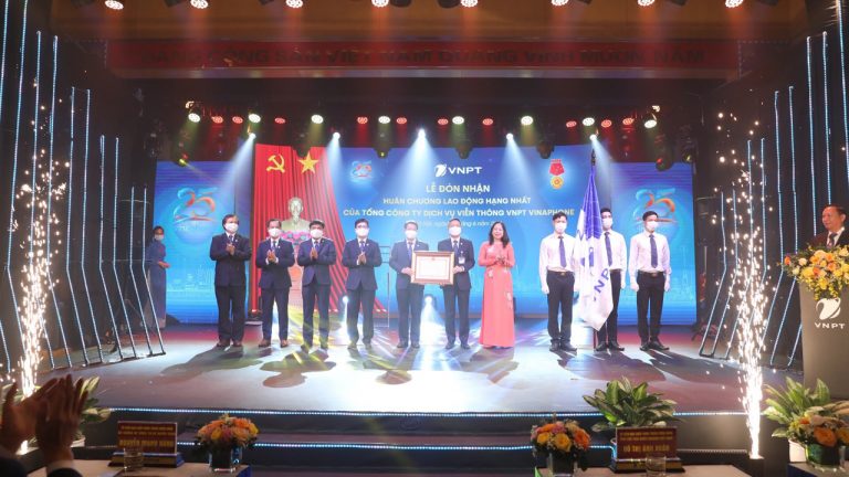 Tổng Công ty Dịch vụ Viễn thông đón nhận Huân chương Lao động hạng Nhất