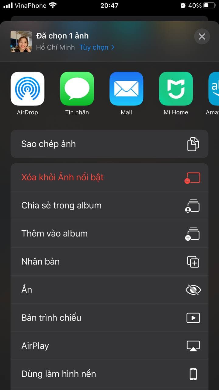 Nếu bạn yêu thích việc khoe hình, iOS 14 đã cung cấp cho bạn tính năng thêm ảnh nổi bật trên màn hình chính của iPhone. Nhấn vào hình tròn ở góc trên bên trái và chọn ảnh yêu thích của bạn để hiển thị trên màn hình chính ngay lập tức.