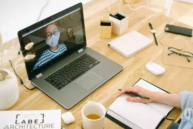 5 cách để nhìn bạn chuyên nghiệp khi họp online