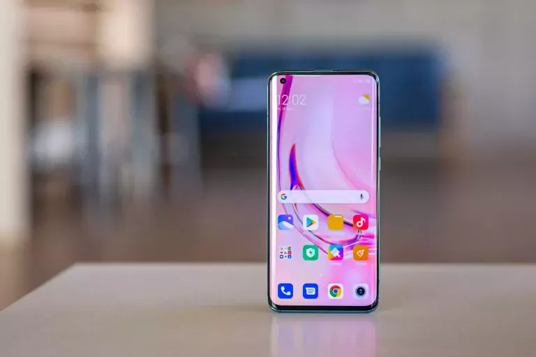 Xiaomi 12 có tỷ lệ màn hình so với thân máy tốt hơn