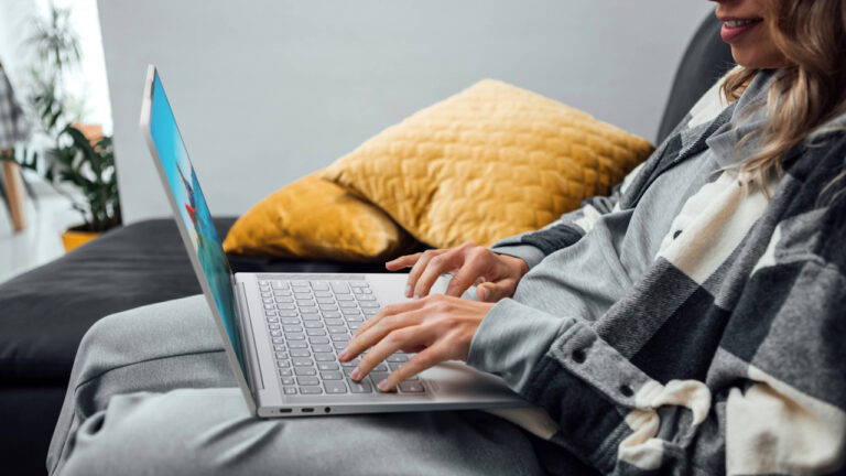 Lenovo ra mắt laptop Yoga Slim 7 Carbon 14” màn hình OLED, giá 37.99 triệu đồng