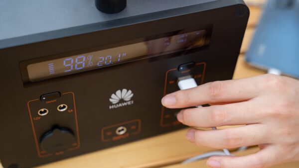 Huawei ra mắt trạm sạc dự phòng di động thông minh iSitePower M Mini