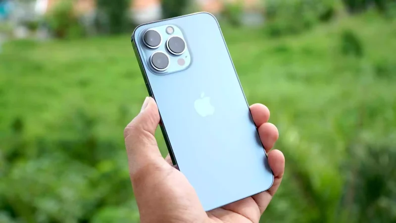Thay màn hình iPhone 13 của bên thứ ba sẽ làm hư Face ID