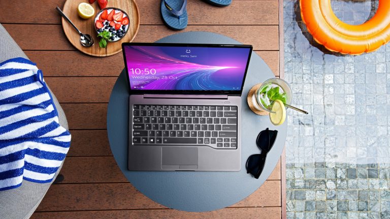 Laptop siêu nhẹ Fujitsu CH thêm phiên bản màu xám bạc 