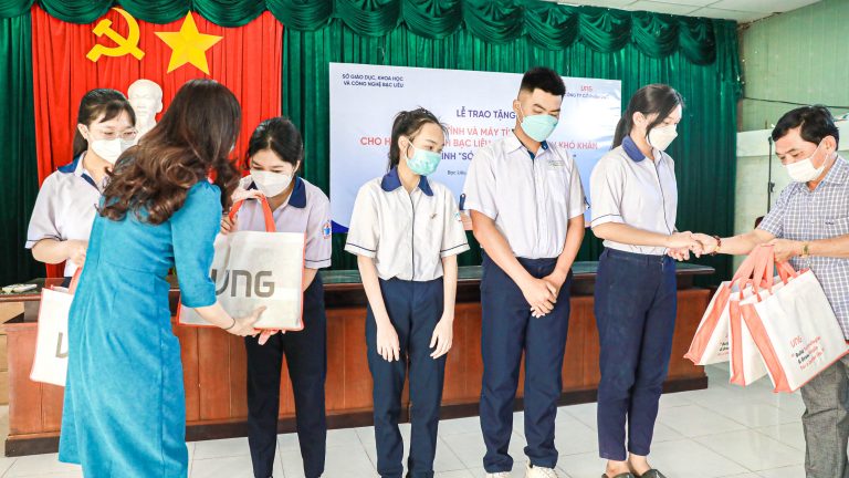 VNG trao tặng 4000 máy tính cho học sinh khó khăn 3 tỉnh miền Tây