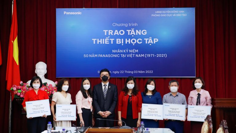 Panasonic hỗ trợ thiết bị học tập và tủ sách tại 15 trường học