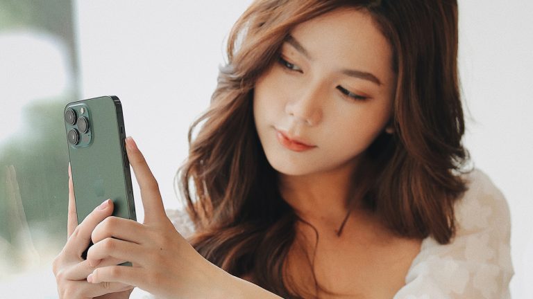 FPT Shop giảm 6 triệu, nhân đôi bảo hành khi đặt trước iPhone 13 series xanh lá mới 