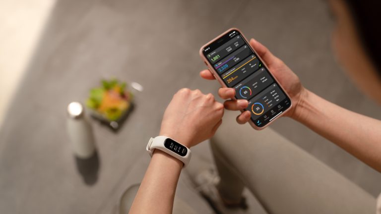 Garmin ra mắt vòng đeo tay thông minh vívosmart 5 và cân thông minh Index S2