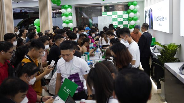 Mở bán iPhone 14 series tại 24hStore, dàn nghệ sĩ nổi tiếng đến nhận máy