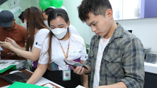 Mở bán iPhone 14 series tại 24hStore, dàn nghệ sĩ nổi tiếng đến nhận máy