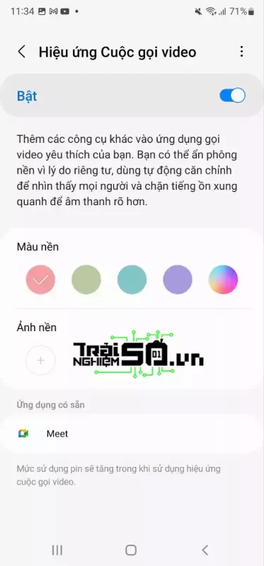 Tận hưởng trải nghiệm cuộc gọi video hoàn toàn mới với Samsung. Nền cuộc gọi video được tối ưu hóa để hiển thị hình ảnh sắc nét và âm thanh chuẩn xác, tạo ra sự kết nối vượt trội giữa hai bên gọi. Không chỉ dừng lại ở đó, bạn còn có thể tùy chỉnh nền cuộc gọi video theo sở thích của mình.