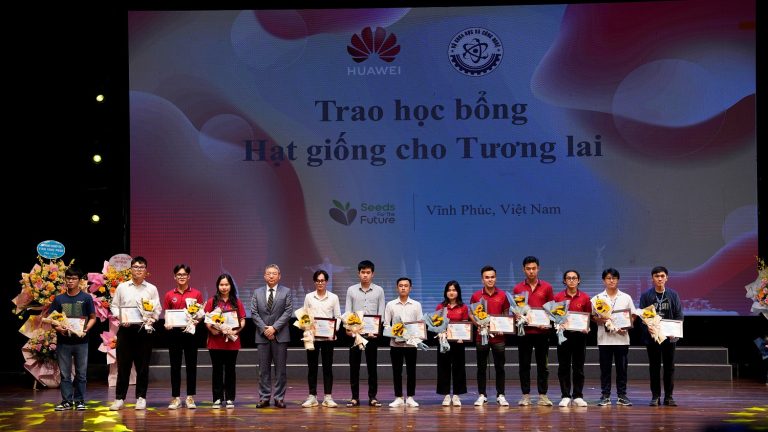 Huawei trao tặng 50 suất học bổng cho sinh viên tài năng