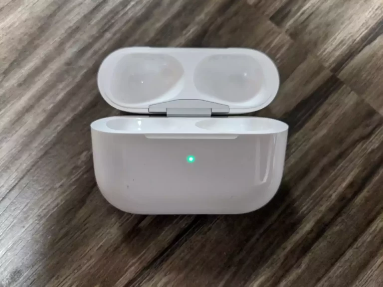 Làm sao biết AirPods của bạn có đang sạc không?