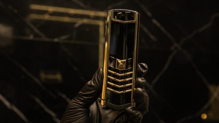 Ngắm chiếc điện thoại Vertu Signature đắt nhất Việt Nam, giá gần 2,3 tỷ đồng