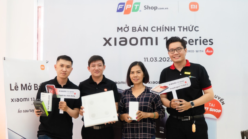 FPT Shop giao Xiaomi 13 Series đến tay người dùng