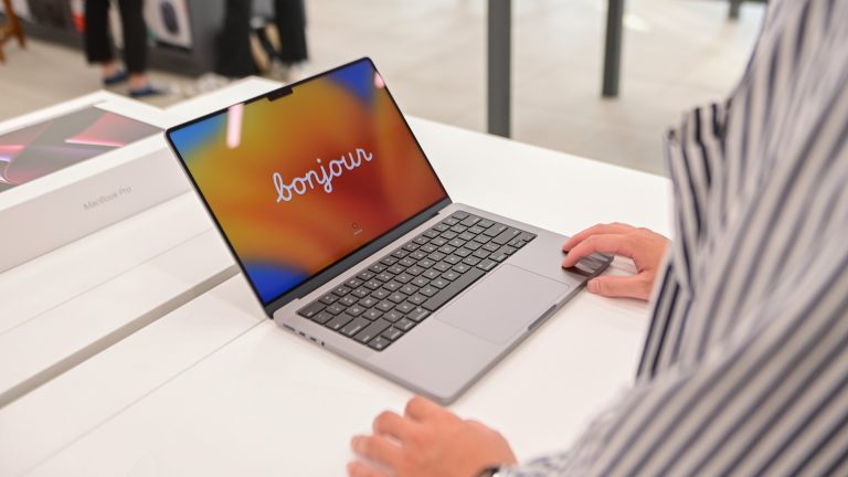 FPT Shop giao MacBook Pro 14 | 16 M2 2023 đến tay người dùng