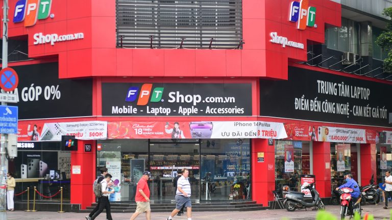 Cảm ơn 18 triệu khách hàng, FPT Shop tung khuyến mãi 100% chơi là trúng