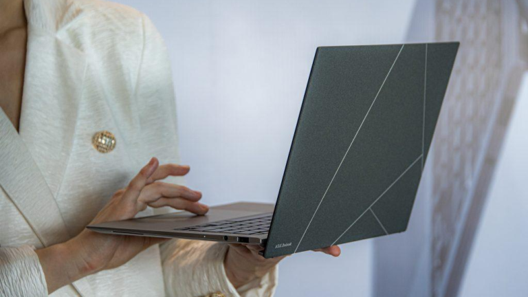 Trên tay Zenbook S13 OLED – laptop mỏng nhẹ nhất của ASUS