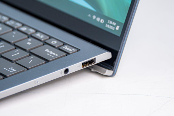 Trên tay Zenbook S13 OLED - laptop mỏng nhẹ nhất của ASUS