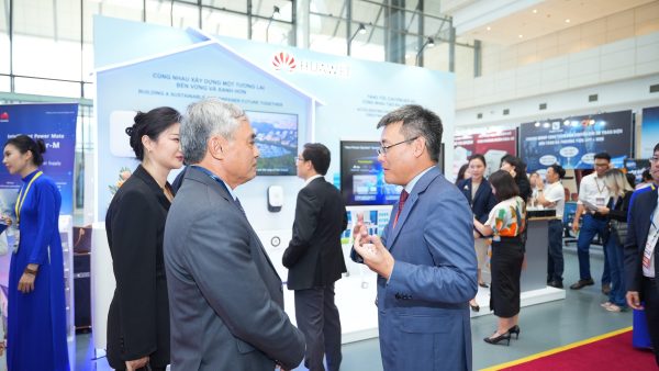 Vietnam Industry 4.0 Summit 2023: Huawei đề xuất các giải pháp năng lượng mặt trời cho Việt Nam