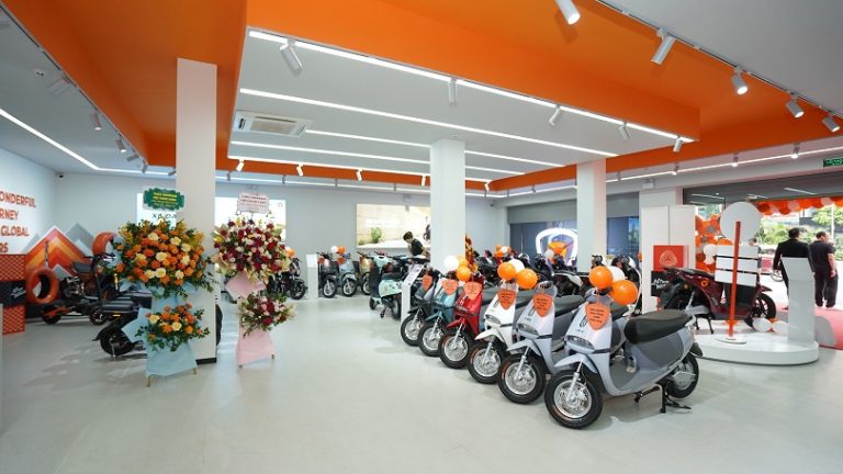 Khai trương showroom Yadea đầu tiên theo tiêu chuẩn mới tại Việt Nam