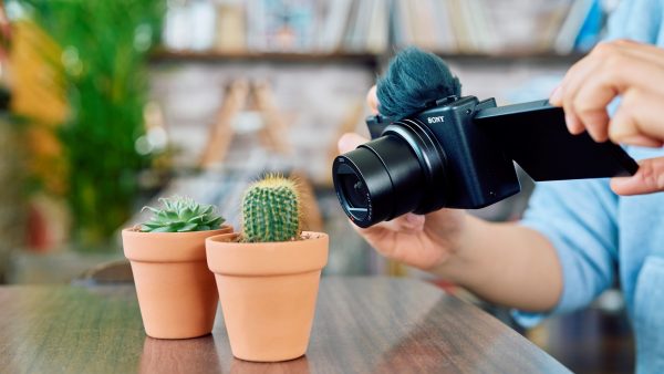 Sony ra mắt máy ảnh Vlog với ống kính zoom siêu rộng ZV-1 II