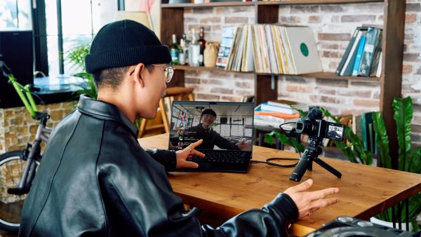 Sony ra mắt máy ảnh Vlog với ống kính zoom siêu rộng ZV-1 II