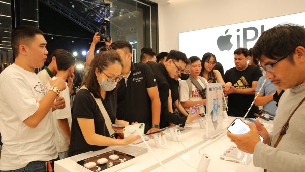 Rạng sáng, FPT Shop và F.Studio đồng loạt giao iPhone 15 Series chính hãng đầu tiên đến khách hàng