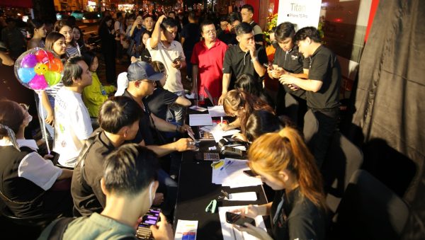 Rạng sáng, FPT Shop và F.Studio đồng loạt giao iPhone 15 Series chính hãng đầu tiên đến khách hàng