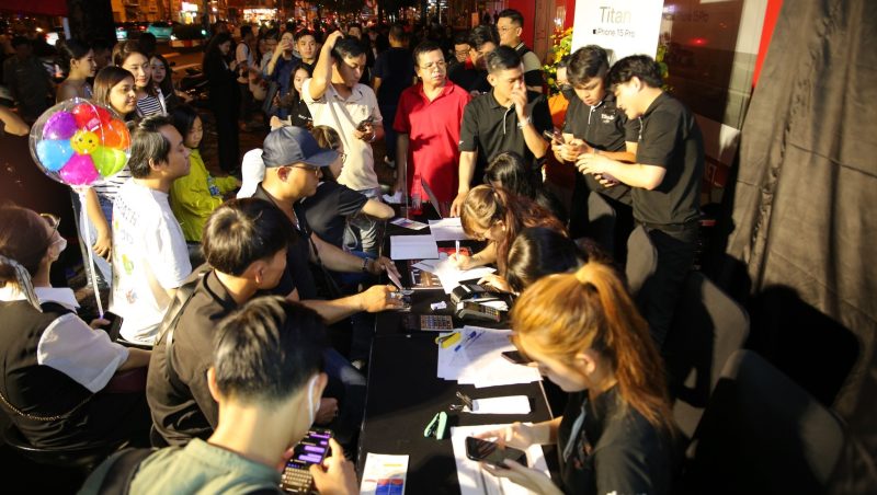 Rạng sáng, FPT Shop và F.Studio đồng loạt giao iPhone 15 Series chính hãng đầu tiên đến khách hàng