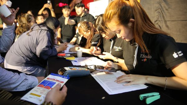 Rạng sáng, FPT Shop và F.Studio đồng loạt giao iPhone 15 Series chính hãng đầu tiên đến khách hàng