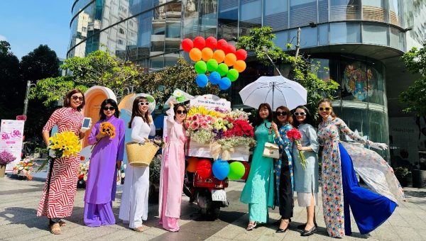 “Chạm để thanh toán – Gửi ngàn yêu thương” thu hút đông đảo người dân TP.HCM và Hà Nội dịp lễ 20/10