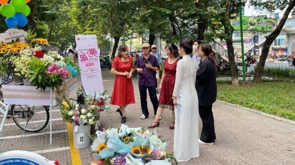 “Chạm để thanh toán – Gửi ngàn yêu thương” thu hút đông đảo người dân TP.HCM và Hà Nội dịp lễ 20/10