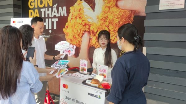 “Chạm để thanh toán – Gửi ngàn yêu thương” thu hút đông đảo người dân TP.HCM và Hà Nội dịp lễ 20/10