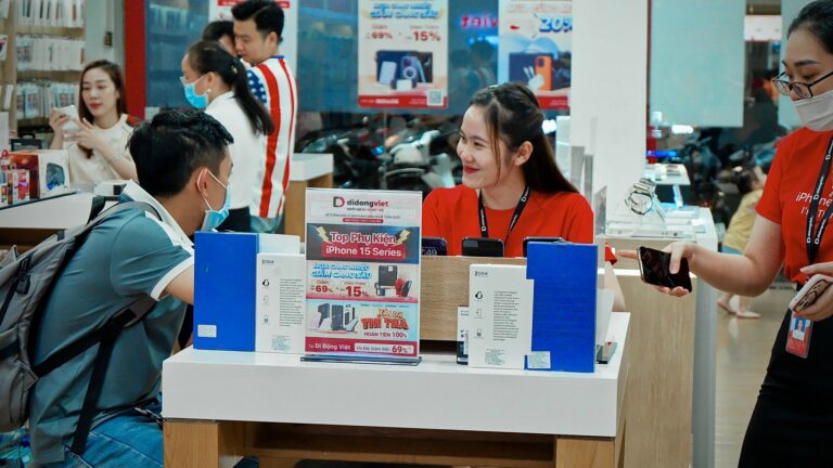 Điện thoại, phụ kiện công nghệ giá chỉ từ 99 ngàn đồng, voucher trị giá đến 1 triệu đồng
