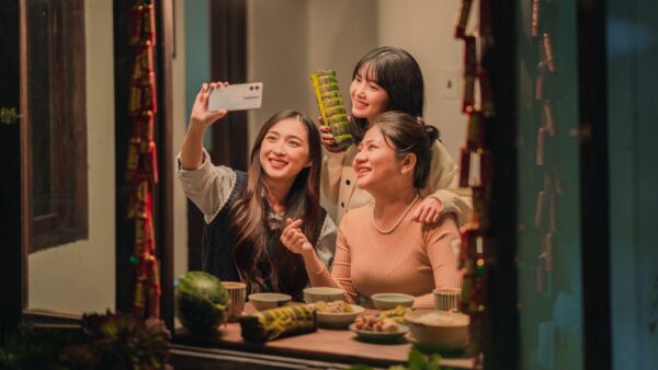 Ngày Tết vô vàn lo âu, chỉ cần có nhau là đủ hạnh phúc đong đầy