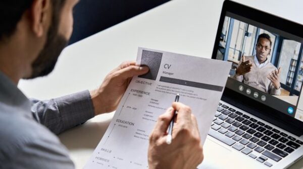 Để có CV xin việc tiếng Anh hấp dẫn, cần biết cách sử dụng động từ