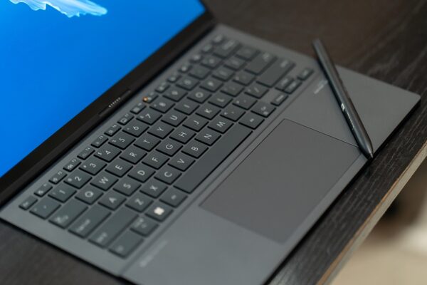 ASUS giới thiệu Zenbook DUO: Laptop 2 màn hình 14" Lumina OLED đầu tiên tích hợp chip AI