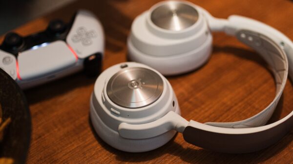 SteelSeries ra mắt dòng tai nghe Arctis Nova Pro phiên bản màu trắng
